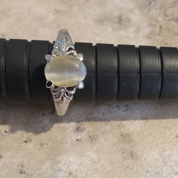 Elegant Silver and Cream White Women's Ring Nwot - Picture 2 of 6